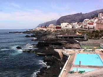 Los Gigantes hotels and cliffs